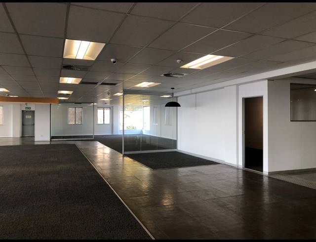 1,399M² OFFICE TO LET IN SANDHURST